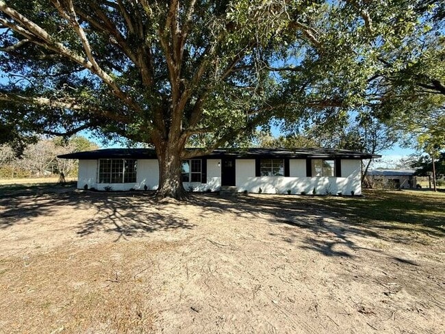 Building Photo - Spacious 3-Bedroom, 2-Bath Home with Bonus...