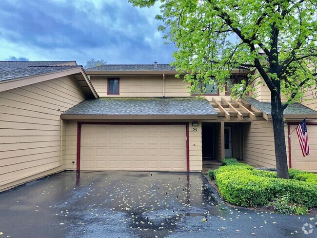 Building Photo - Beautifully Updated 2 Bed 1.5 Bath Condo i...
