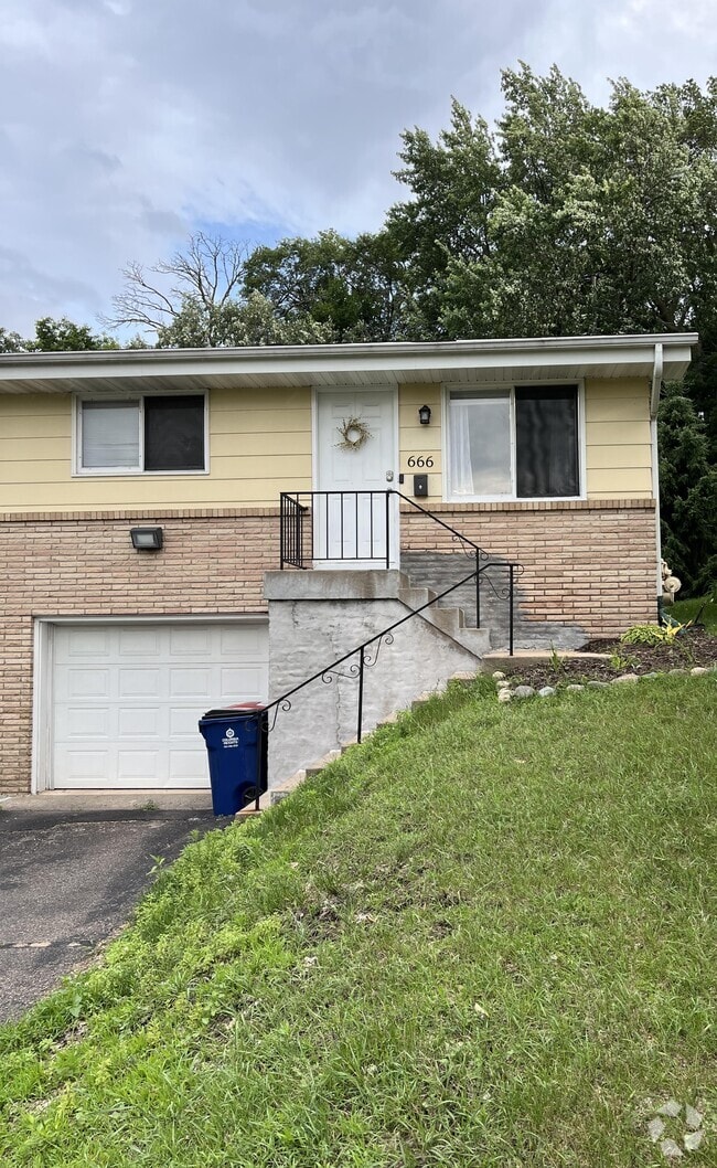 Building Photo - 666-662 47 1/2 Ave NE Rental