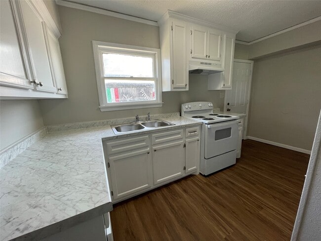 Building Photo - 1731 W 8th St Rental
