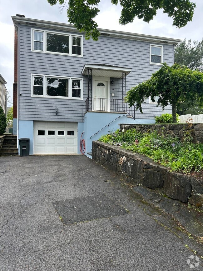 Building Photo - 6 Ridge Pl Unit 2 Rental