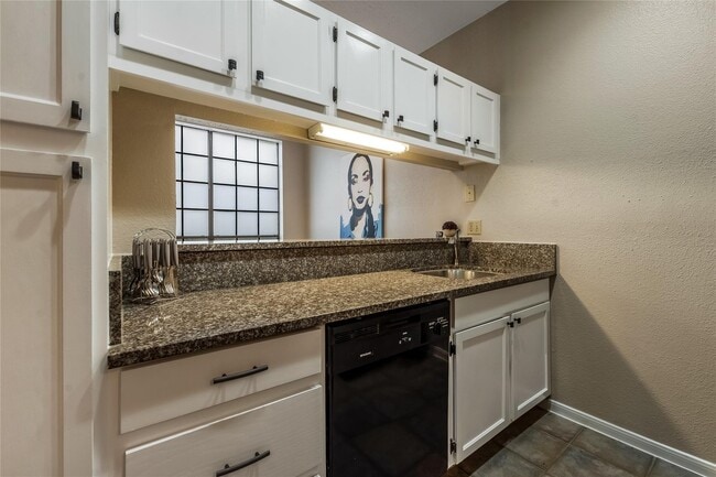 Photo - 8055 Cambridge St