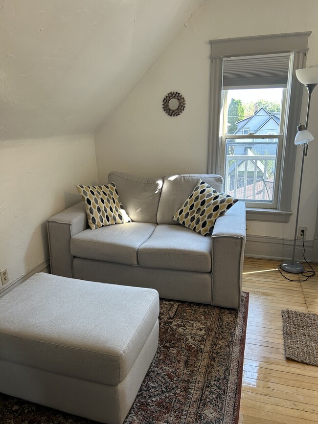 Photo - 2766 S Logan Ave Unidad Upper