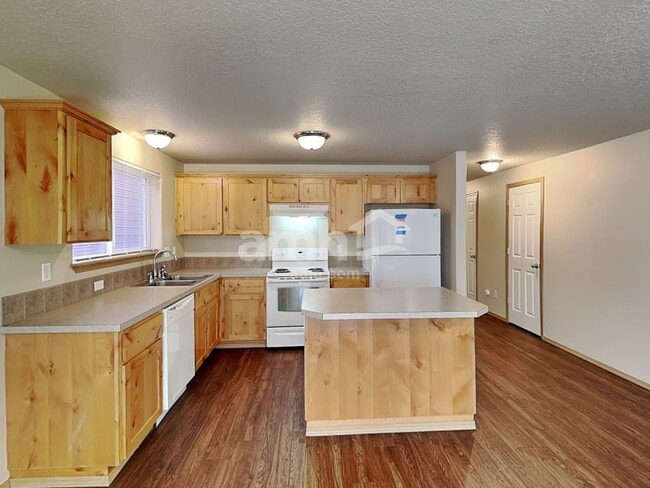 Photo - 467 Whitney Dr
