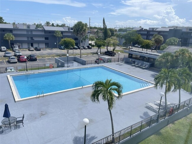 Building Photo - 8821 W Flagler St Unit 411 Rental
