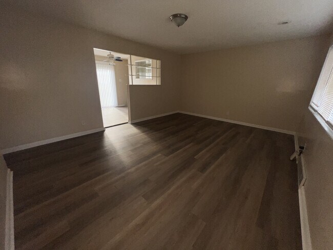 Photo - 299 Dashwood Dr