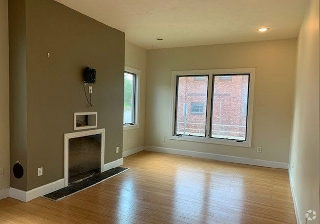 Building Photo - 3 bedroom, 2 bath bungalow, south of town! Rental