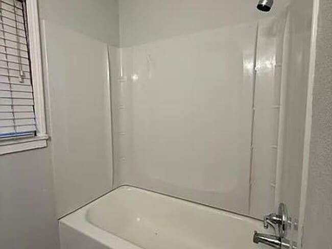 Building Photo - Fresh, Bright & Move-In Ready on Willow Lane!