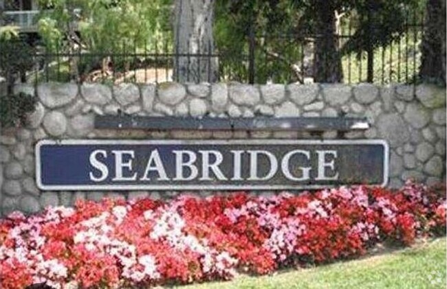 Building Photo - Charming 1BR Condo in Huntington Beach