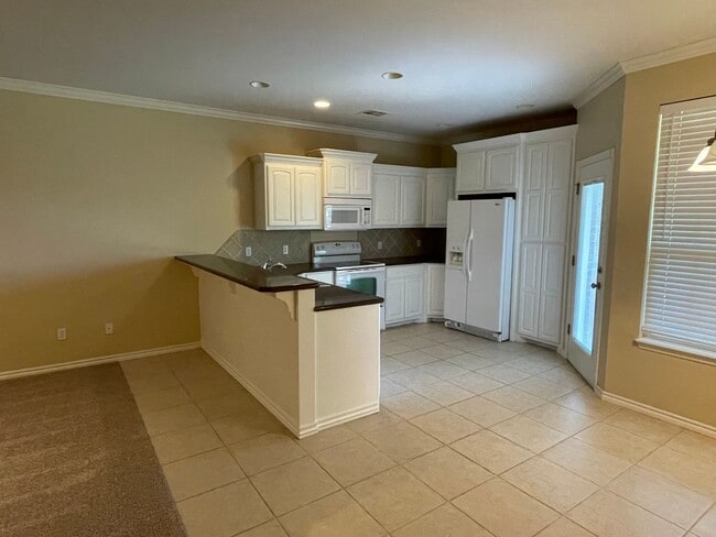 Photo - 3 Bed, 2 Bath in Surrey Hills of Yukon