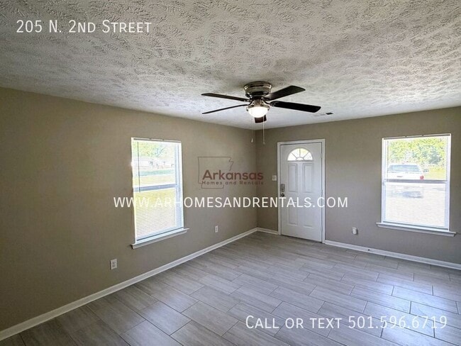 Photo - 205 N 2nd St