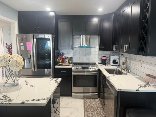 Building Photo - 4174 Inverrary Dr Unit 1010