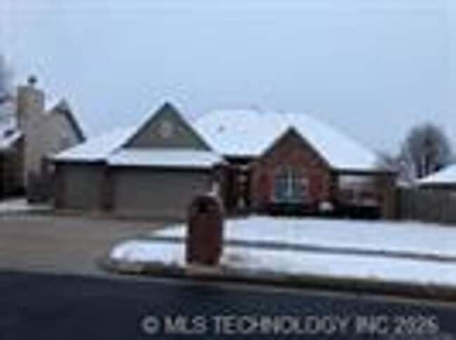 Building Photo - Stunning executive style home meticulously remodeled and maintained.