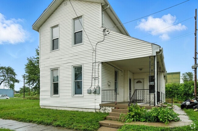 Building Photo - Newly Renovated, Large Home in Dayton!!