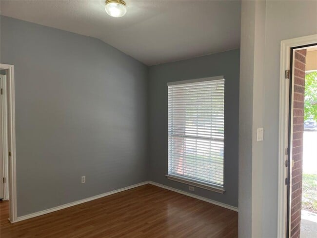 Photo - 2501 Willow Way
