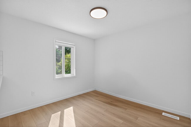 Photo - 12714-12772 72 St NW Unit GAR 12716