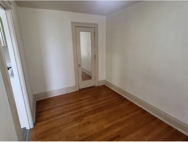 Unit5: Bedroom - 114 N 32nd Ave Omaha..All Utilities Included