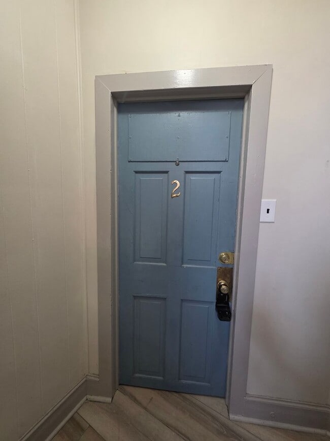 Building Photo - 816 W 11th St Unit 2