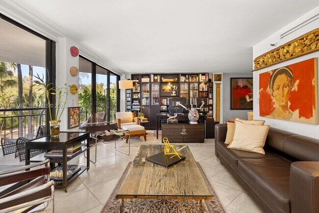 Building Photo - 2843 S Bayshore Dr Unit 4B