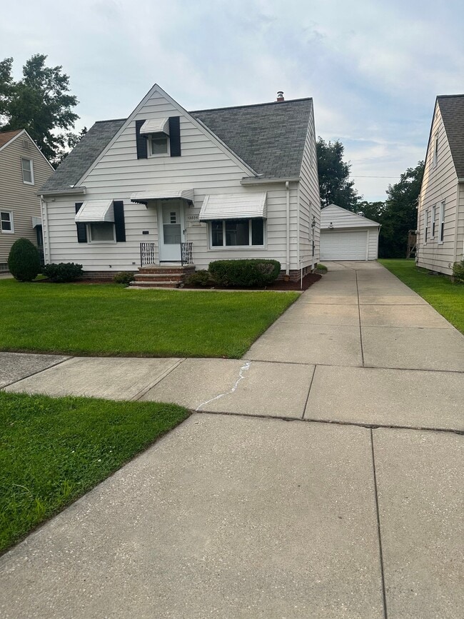 12805 Oakview Blvd