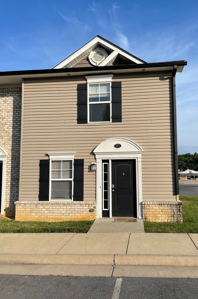 Nice 2 Bedroom, 2.5 Bath Townhouse - Nice 2 Bedroom, 2.5 Bath Townhouse