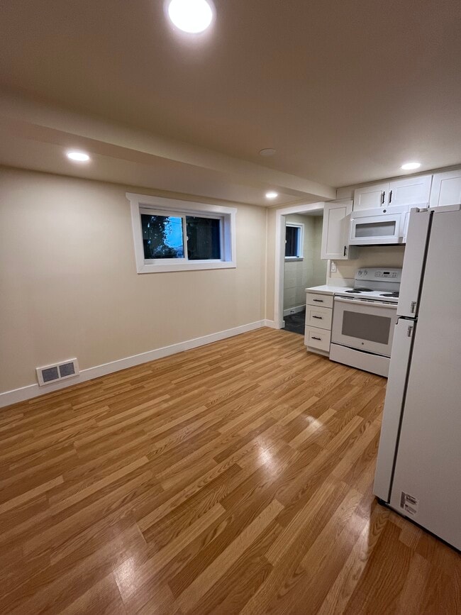 Great Room - 3201 Grand Ave Unit 3