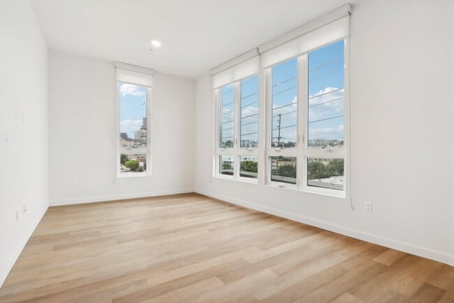 Photo - BARRINGTON ROW