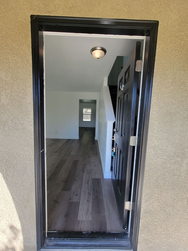 Photo - 4 Bedroom 2 Bathroom Home Close to Shopping and Restaurants!!