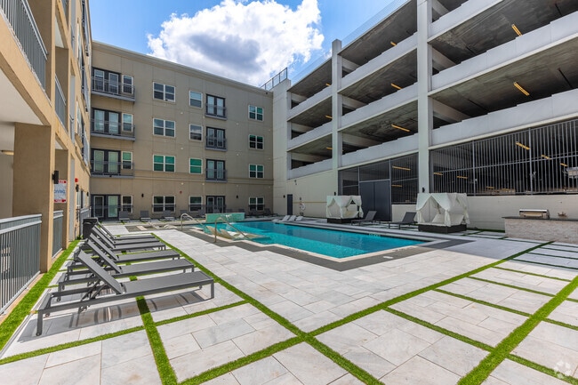 Piscina estilo resort - Lennox at West Village