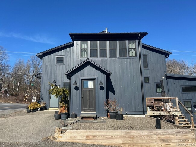 Building Photo - 2303 Lucas Turnpike