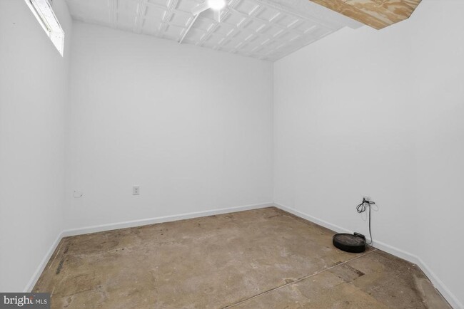 Building Photo - 2512 E Lehigh Ave Unit L