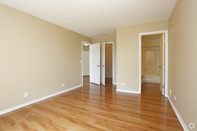 2 R, 2 BA - Master Bedroom