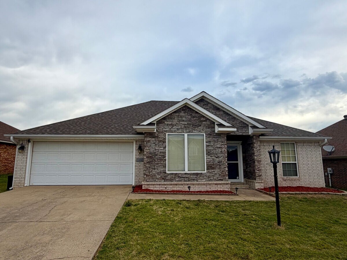 Photo - 1102 Red Oak Dr
