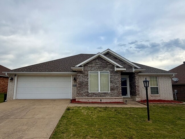 Building Photo - 1102 Red Oak Dr
