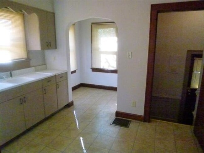 Photo - 2 Bedroom Home Near Union Hospital - Pets Welcome!