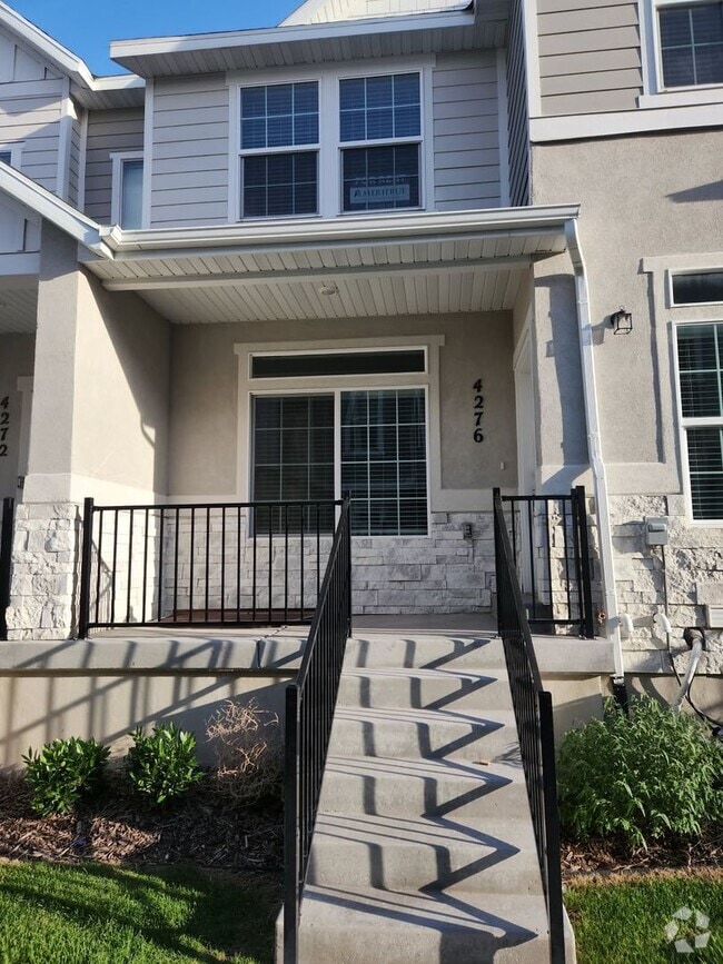 Building Photo - 4 Bedroom 3 Bathroom Townhome in Lehi!