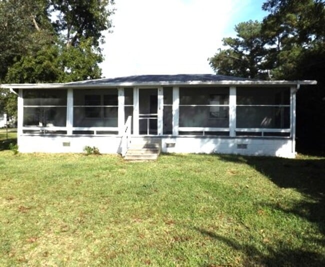 Building Photo - Lovely home in the Village of Oriental