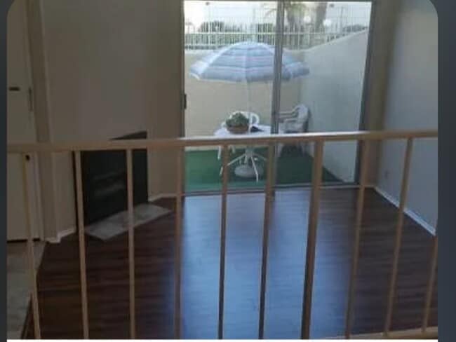 Comedor con vista a la sala familiar. - 9950 Topanga Canyon Blvd