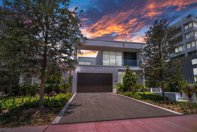 Photo - 1011 W 48th St Casa