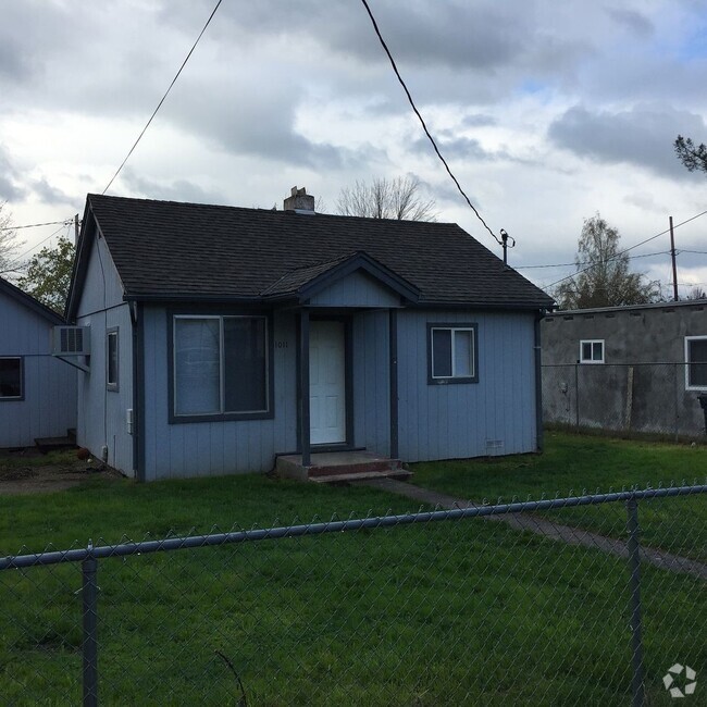 Building Photo - 3BD 2BTH - FENCED YARD & WASHER DRYER HOOK... Rental