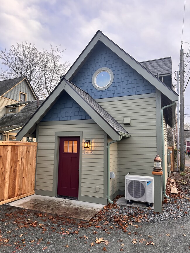 Front entrance - 1408 Monroe St House