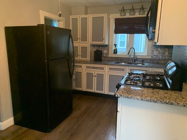 Photo - 293 Linden St Unidad 1 Rear