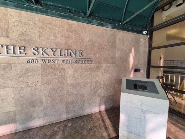 Building Photo - 600 W 9th St Unit 1011