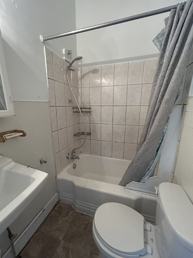 Photo - 2 Bedroom 1 Bath Apt with vaulted ceilings and updated appliances on ground level