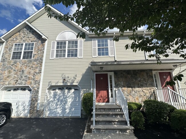 Building Photo - 3 bedrooms, 2.5 bathrooms