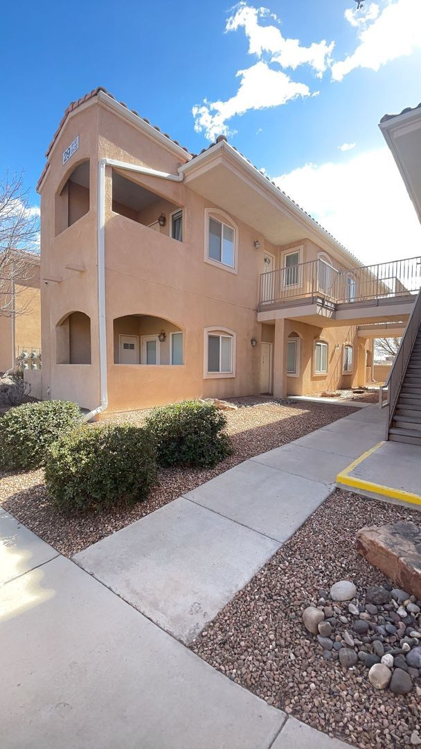 AVAILABLE NOW - 1 Bedroom 1 Bath Aprox 110... - AVAILABLE NOW - 1 Bedroom 1 Bath Aprox 110... House