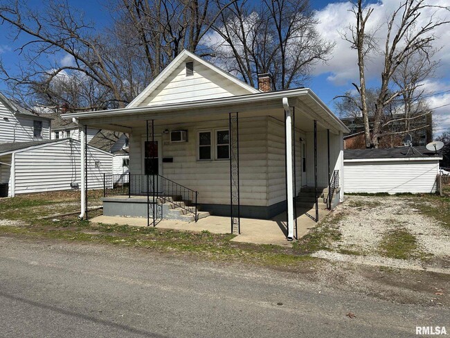 Building Photo - 825 Ruth Ave