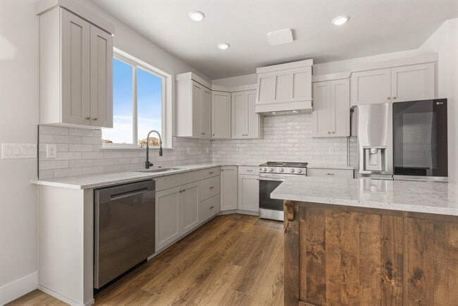 Photo - SUGAR CITY TWIN HOME 3 BED 2 FULL BATH - FENCED YARD WITH EX-LARGE 2 STALL GARAGE