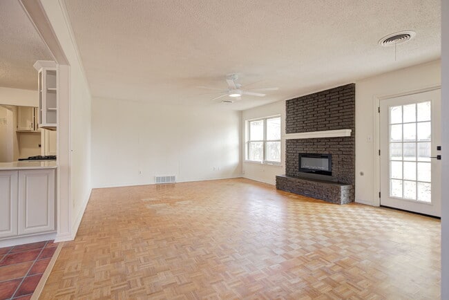 Photo - 2709 Meadowbrook Dr