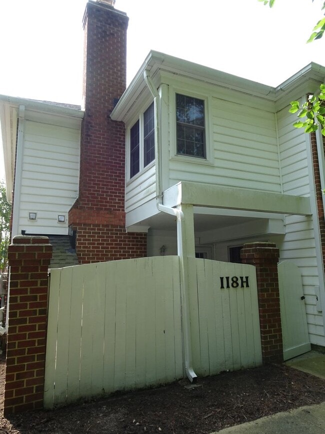 Building Photo - 3 Bedroom 2.5 Bath Condo in Yorkshire Downs for Rent